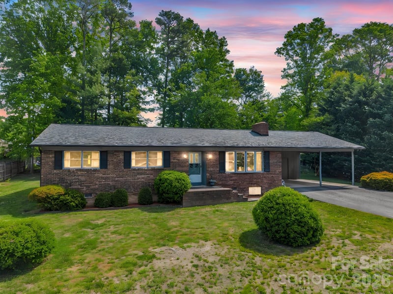 121 Greenfield Ln, Hendersonville, NC 28792