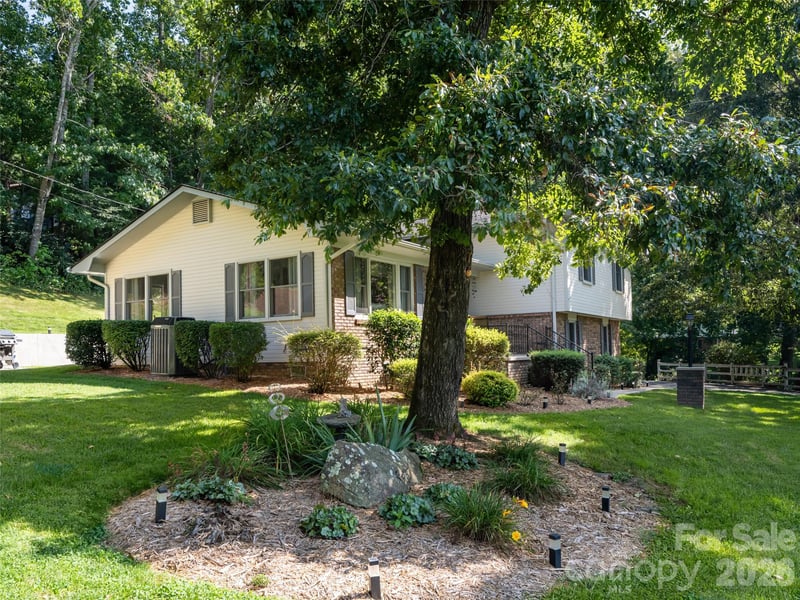 1 Morris Dr, Weaverville, NC 28787