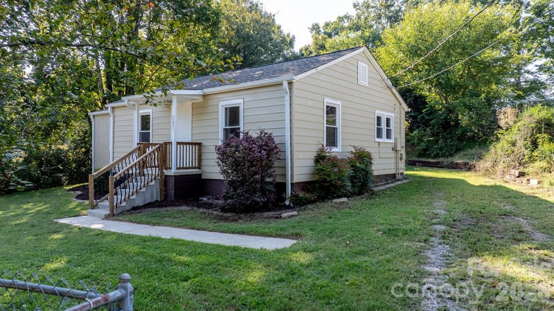 3221 1st Avenue Dr SE, Conover, NC 28613