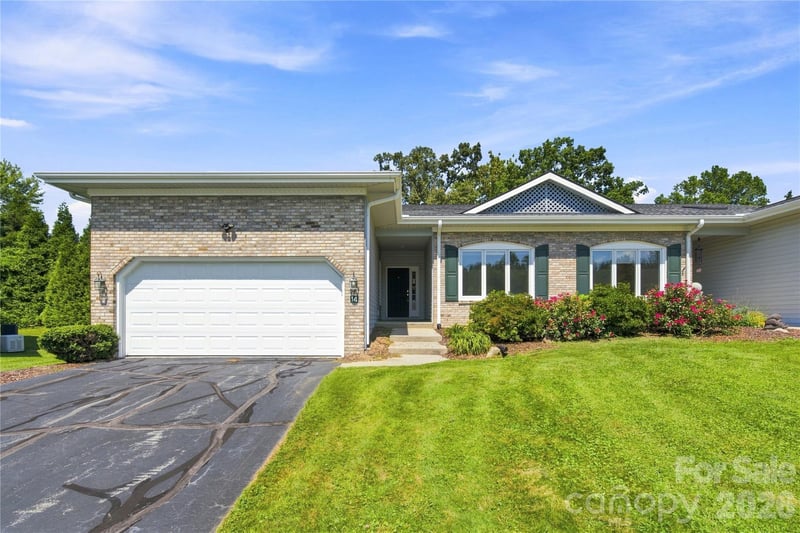 14 Country Meadows Ln, Hendersonville, NC 28792