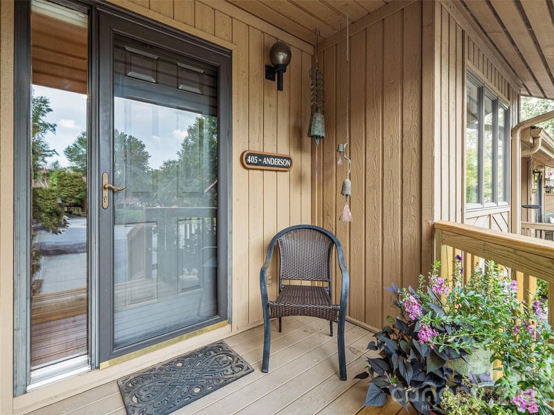 405 Red Oak Dr, Hendersonville, NC 28791
