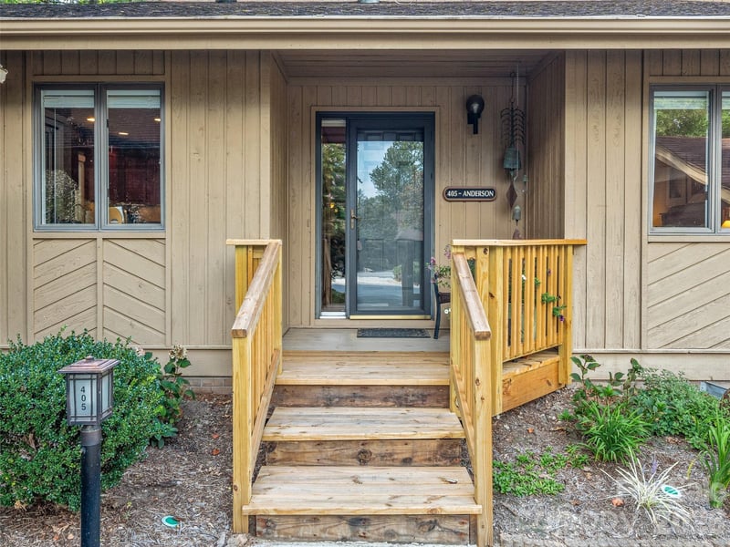 405 Red Oak Dr, Hendersonville, NC 28791