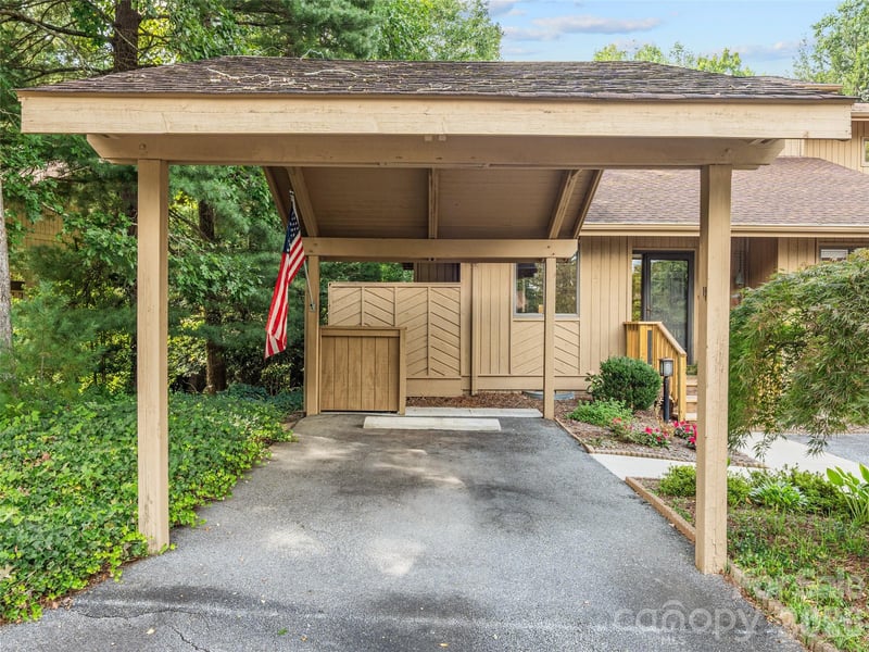 405 Red Oak Dr, Hendersonville, NC 28791