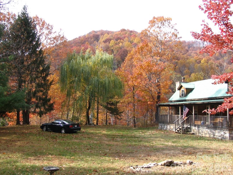 10 Camp Elliott Rd, Black Mountain, NC 28711