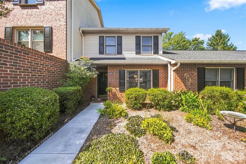 921 21st Ave NE, Hickory, NC 28601