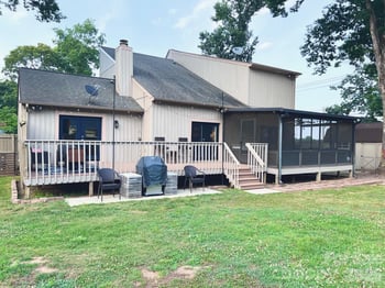 496 17th Avenue Dr NE, Hickory, NC 28601