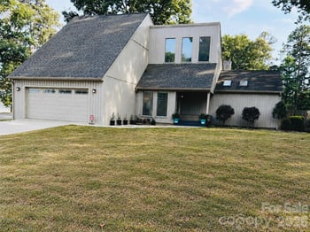 496 17th Avenue Dr NE, Hickory, NC 28601