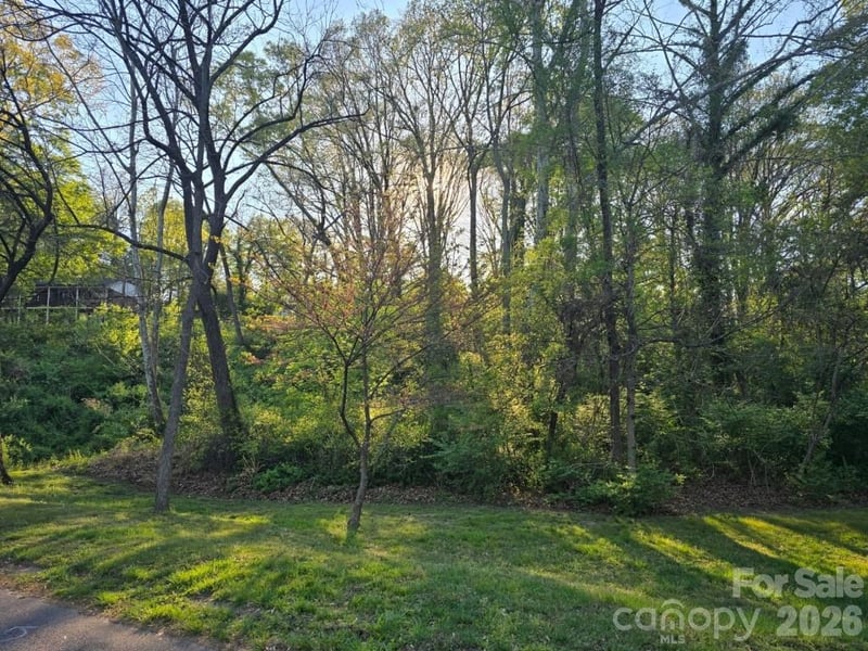 969 8th Ave NW, Hickory, NC 28601