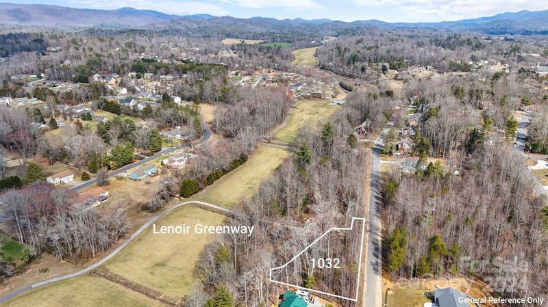 1032 Williamsburg Dr, Lenoir, NC 28645