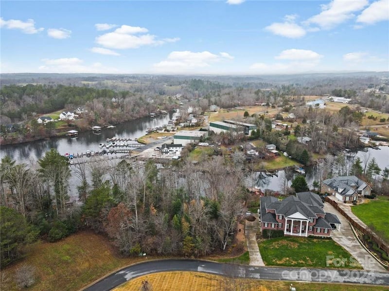 100 Old Ferry Ln, Hickory, NC 28601