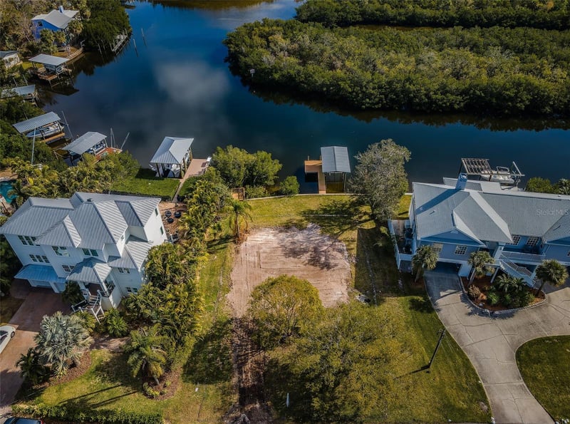 624 Mayo St, Crystal Beach, FL 34681