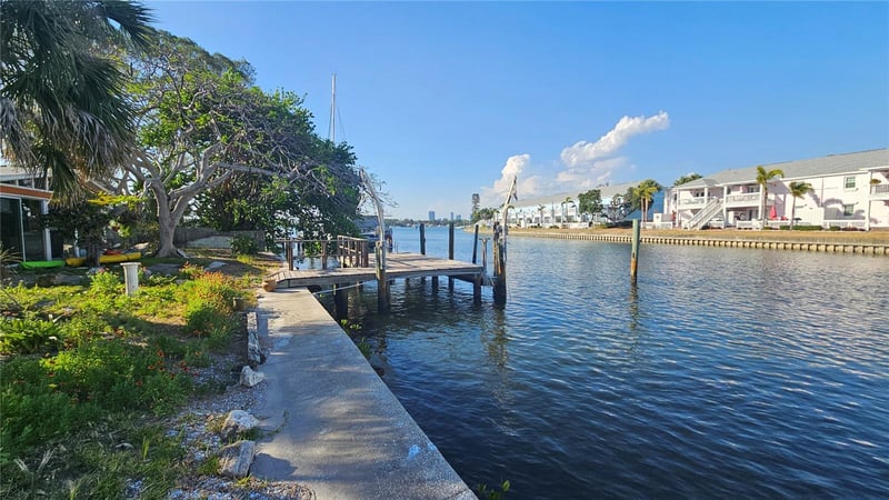 6 Sea Ln, St Petersburg, FL 33705