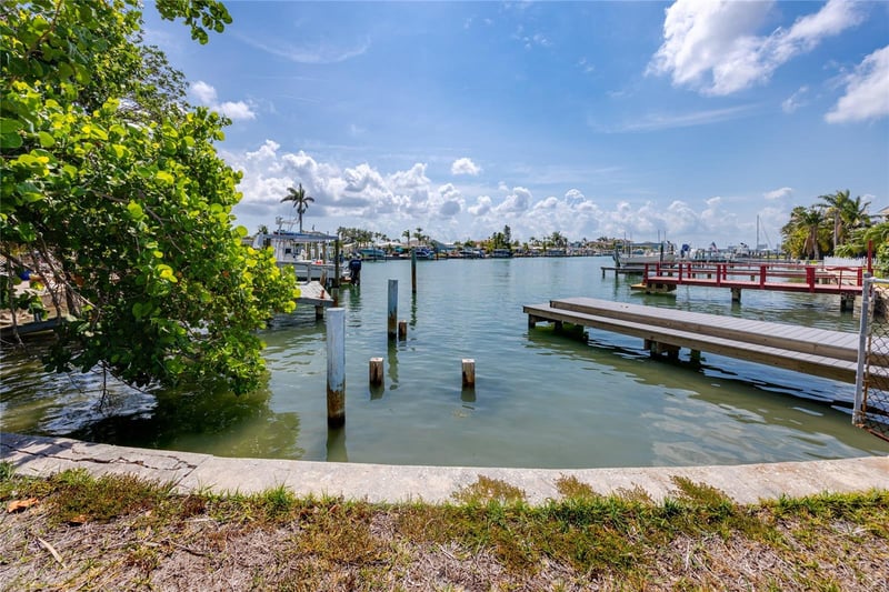 11465 7th St, Treasure Island, FL 33706
