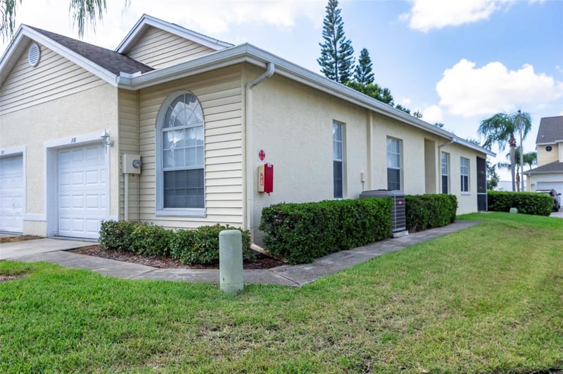 1050 Starkey Rd #208, Largo, FL 33771