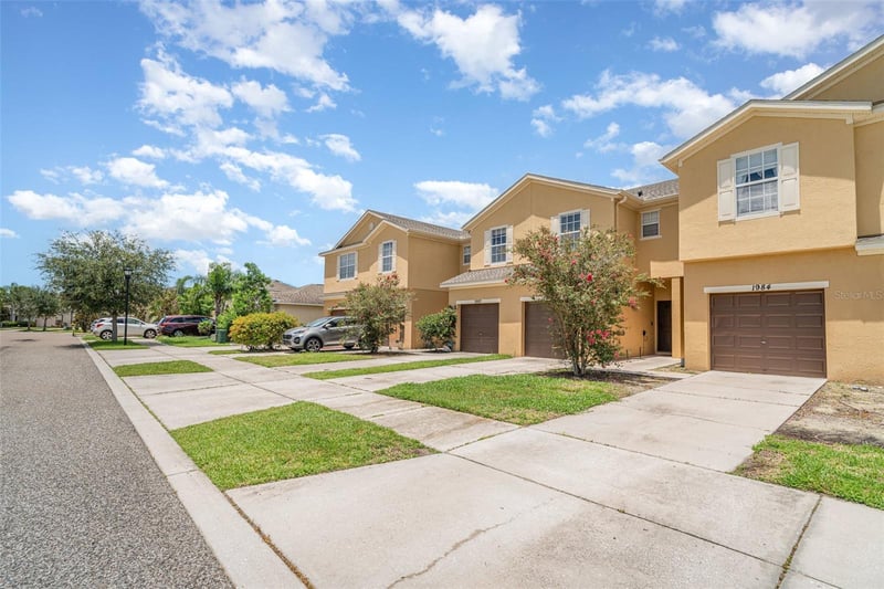 1984 Hawks View Dr, Ruskin, FL 33570