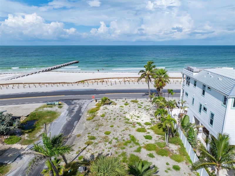 1207 Gulf Dr, Bradenton Beach, FL 34217