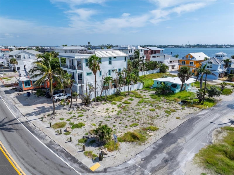 1207 Gulf Dr, Bradenton Beach, FL 34217