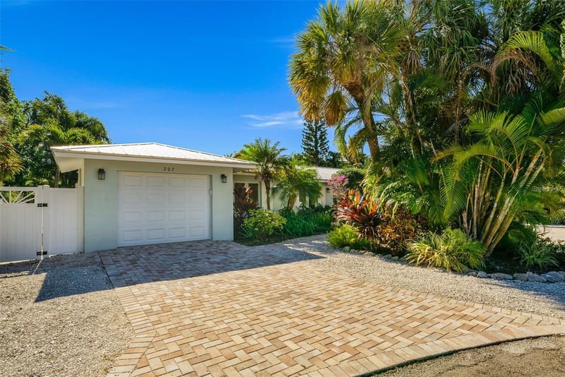207 Peacock Ln, Holmes Beach, FL 34217