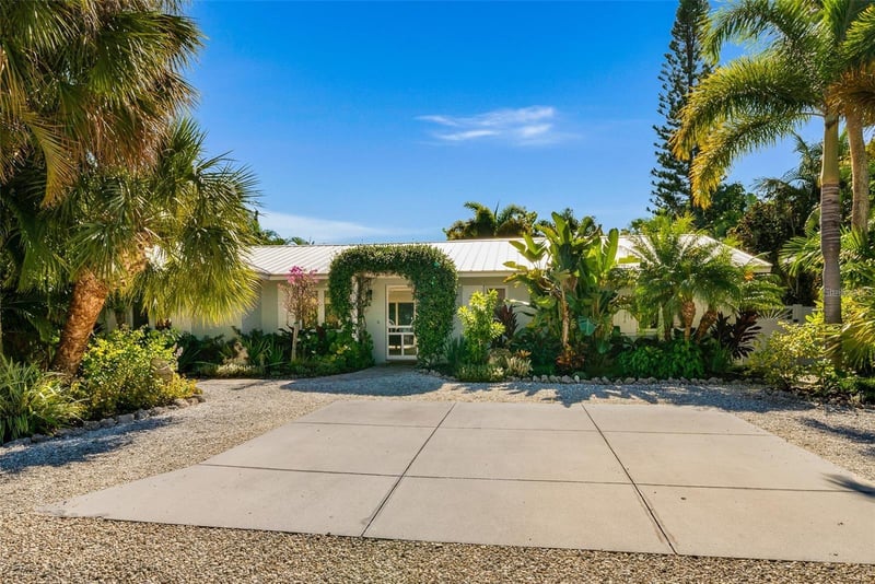 207 Peacock Ln, Holmes Beach, FL 34217