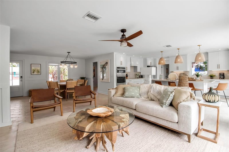 207 Peacock Ln, Holmes Beach, FL 34217