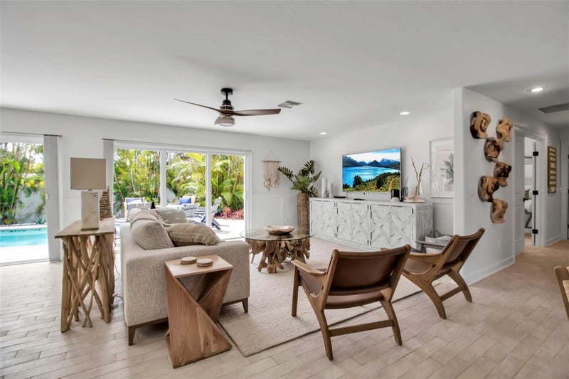 207 Peacock Ln, Holmes Beach, FL 34217