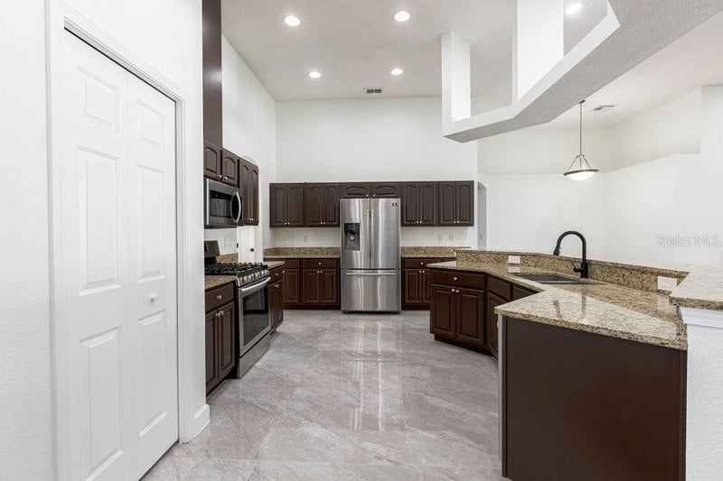 1032 Legends Pass Dr, Valrico, FL 33594