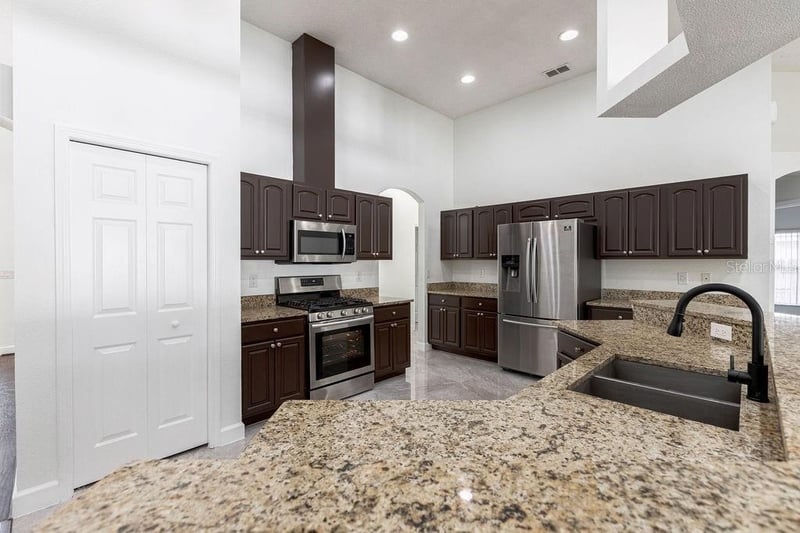1032 Legends Pass Dr, Valrico, FL 33594
