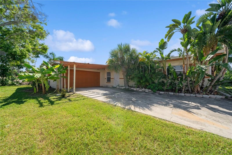 6903 Shore Dr, South Pasadena, FL 33707