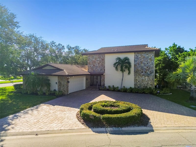 10073 Yacht Club Dr, Treasure Island, FL 33706