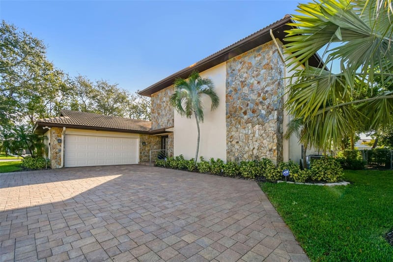10073 Yacht Club Dr, Treasure Island, FL 33706