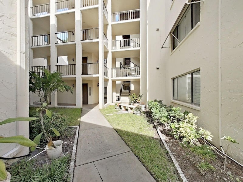 700 Starkey Rd #624, Largo, FL 33771