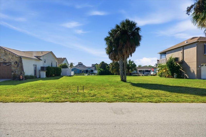 Yachtsman Dr, Hudson, FL 34667