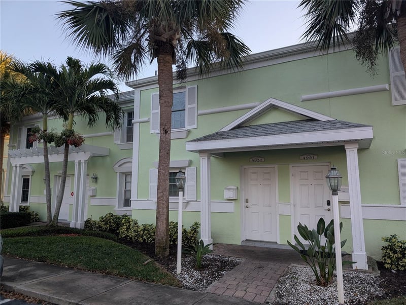 4957 Cobia Dr, St Petersburg, FL 33705