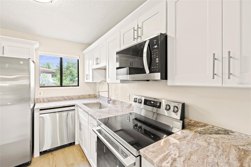 6033 34th St #83, Bradenton, FL 34210