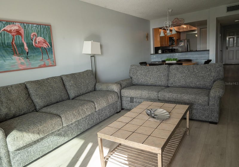 7564 Bayshore Dr #202, Treasure Island, FL 33706