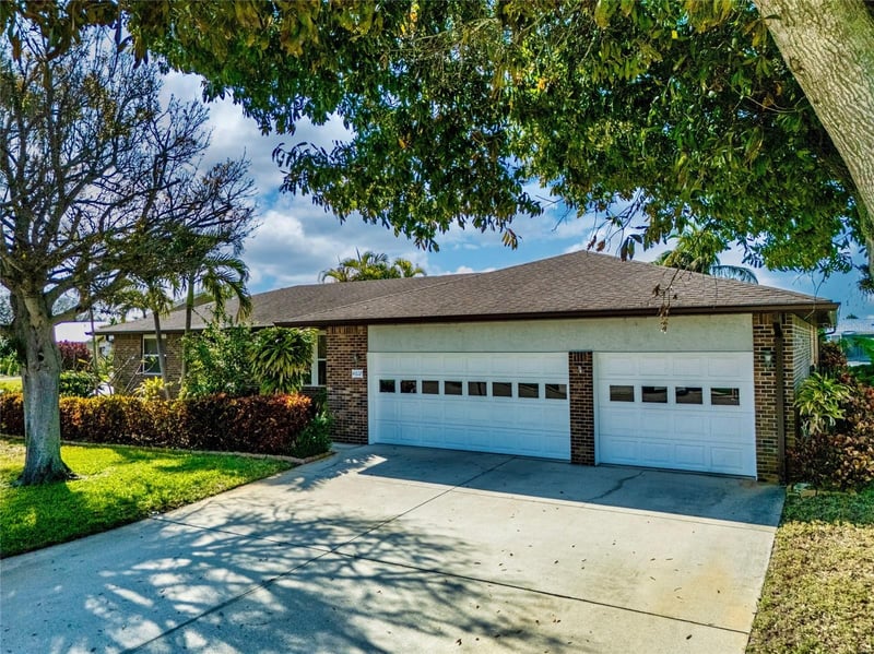 4612 Coral Lake Dr, Bradenton, FL 34210