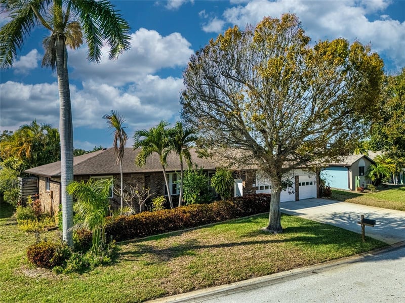 4612 Coral Lake Dr, Bradenton, FL 34210