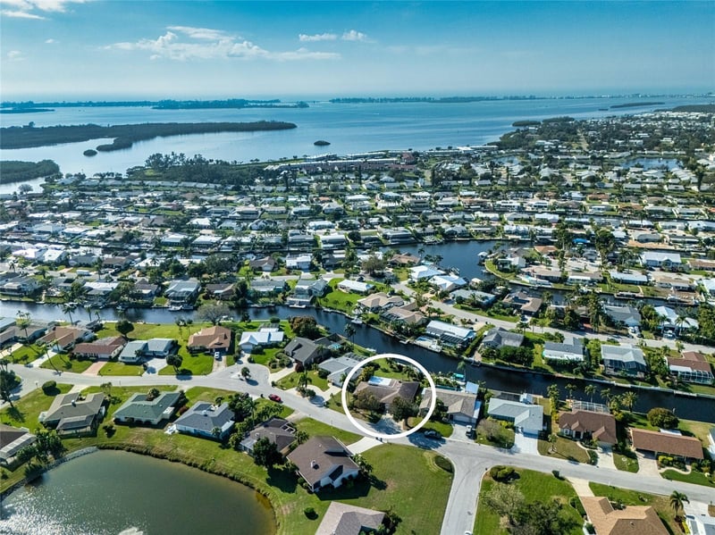 4612 Coral Lake Dr, Bradenton, FL 34210