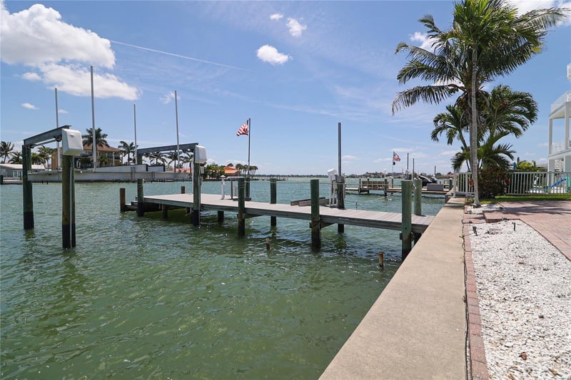 11105 5th St, Treasure Island, FL 33706