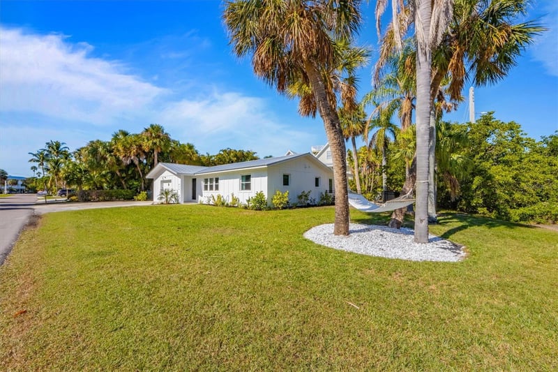 414 79th St, Holmes Beach, FL 34217