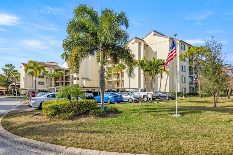 700 Starkey Rd #311, Largo, FL 33771