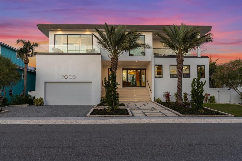 7003 Holmes Blvd, Holmes Beach, FL 34217