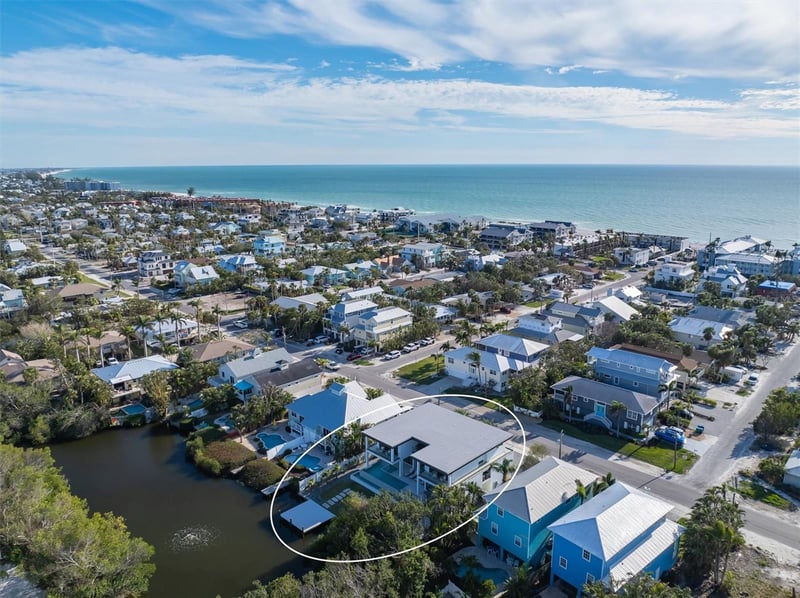 7003 Holmes Blvd, Holmes Beach, FL 34217
