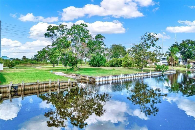 9924 Peninsular Dr, Gibsonton, FL 33534