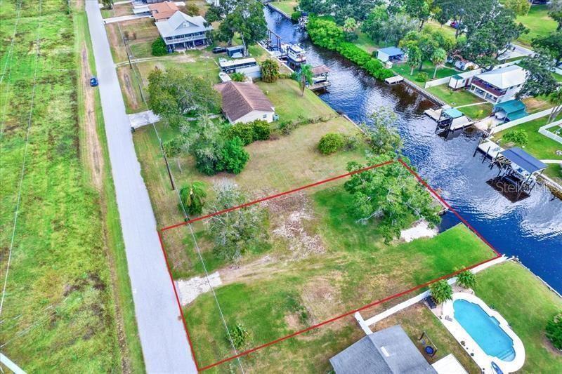 9924 Peninsular Dr, Gibsonton, FL 33534