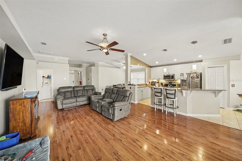 215 Fern Gulley Dr, Seffner, FL 33584