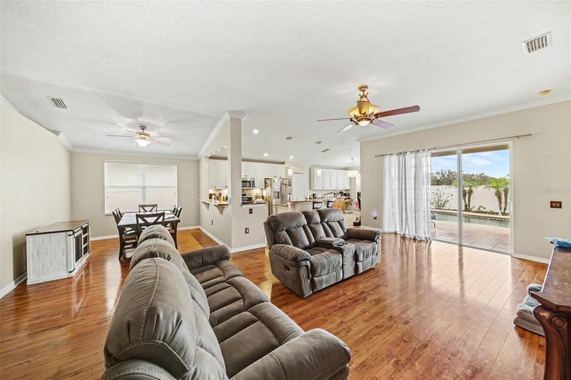 215 Fern Gulley Dr, Seffner, FL 33584