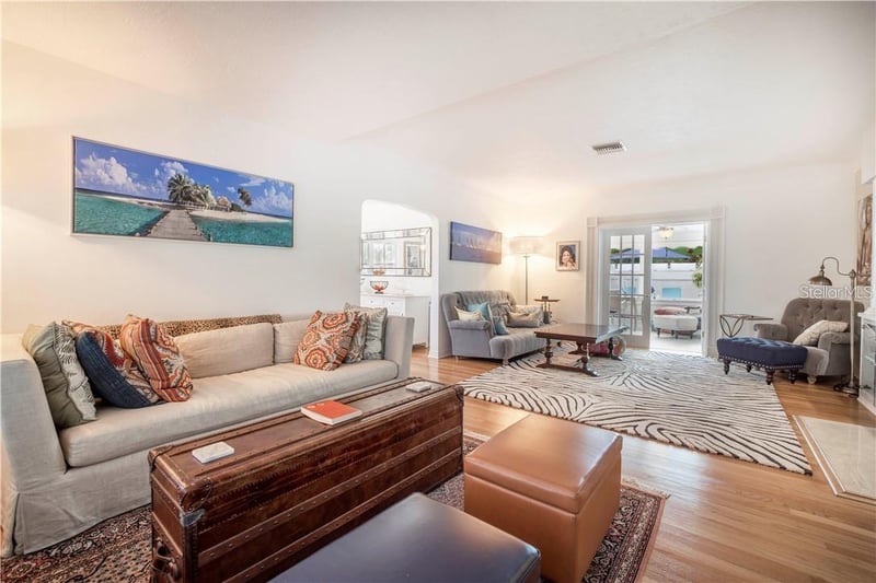 2200 2nd St, St Petersburg, FL 33704
