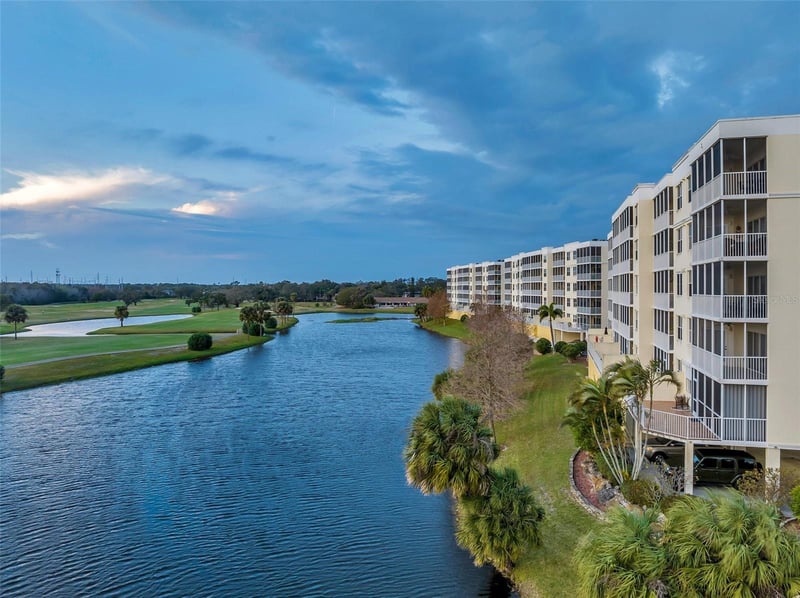 1200 Country Club Dr #1404, Largo, FL 33771