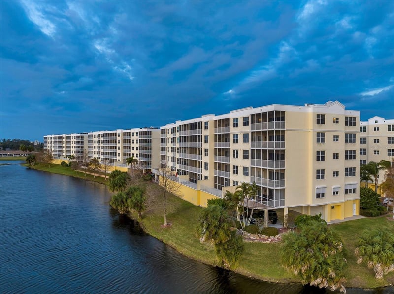 1200 Country Club Dr #1404, Largo, FL 33771